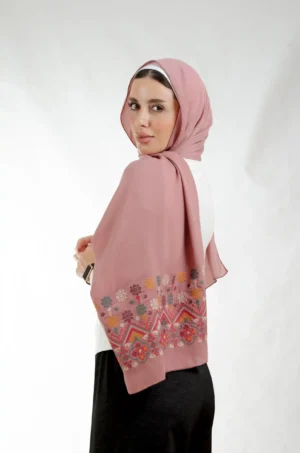 The Ziczak Dirty Rose Floral Tatreez Shawl is a cozy, well-ventilated embroidered hijab made from crepe fabric with meticulous handiwork—great for day-to-day wear and celebrations.