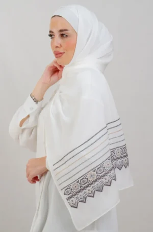 The Beehive-Burgandy Tatreez Shawl is a cozy, breathable embroidered hijab made from Crepe fabric. Perfect for everyday wear and celebrations.