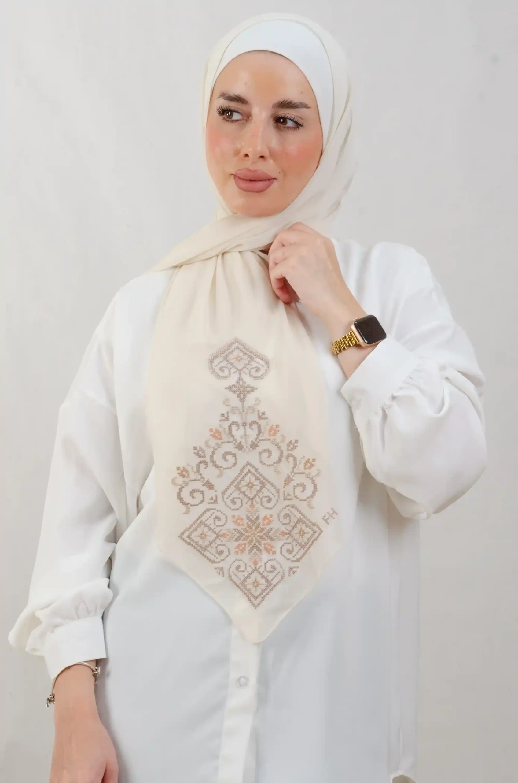 The Beige Hebron Tatreez Shawl is a cozy, breathable embroidered hijab made from Georgette chiffon fabric. Perfect for everyday wear and celebrations. شال تطريز الخليل بيج من فلاحي هاوس باللون البيج هو حجاب مطرز ومريح وجيد التهوية مصنوع من قماش الشيفون جورجيت. مثالي للارتداء اليومي والمناسبات.