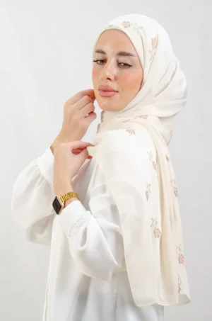 The Lilac Brown Tatreez Shawl is a cozy, breathable embroidered hijab made from Georgette chiffon fabric. Perfect for everyday wear and celebrations. شال تطريز اوف وايت ارجوان بني من فلاحي هاوس مطرز باللون الأرجواني والبني هو حجاب مطرز ومريح وجيد التهوية مصنوع من قماش الشيفون جورجيت. مثالي للارتداء اليومي والمناسبات