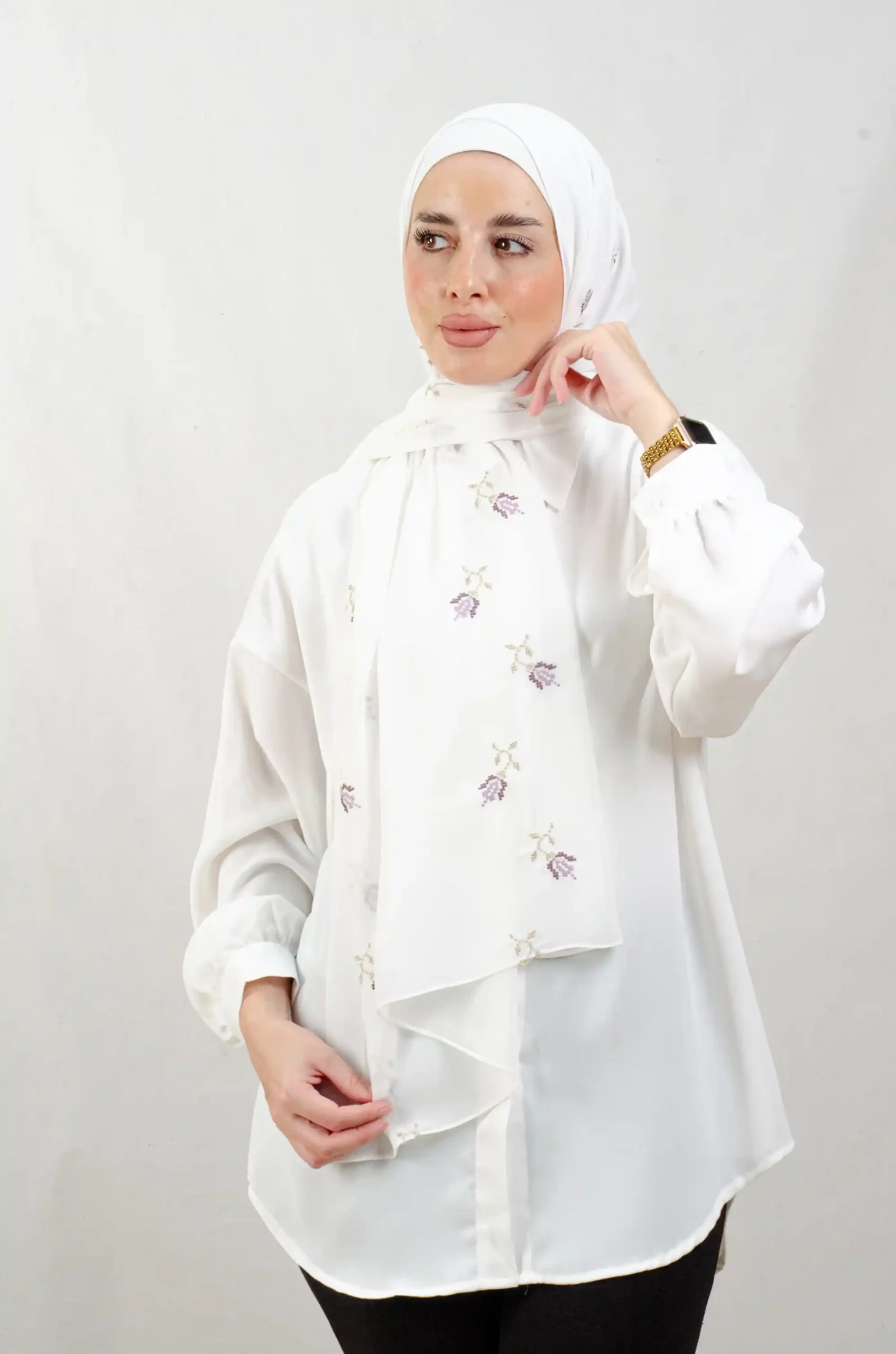 The Lilac Light purple Tatreez Shawl is a cozy, breathable embroidered hijab made from Georgette chiffon fabric. Perfect for everyday wear and celebrations.