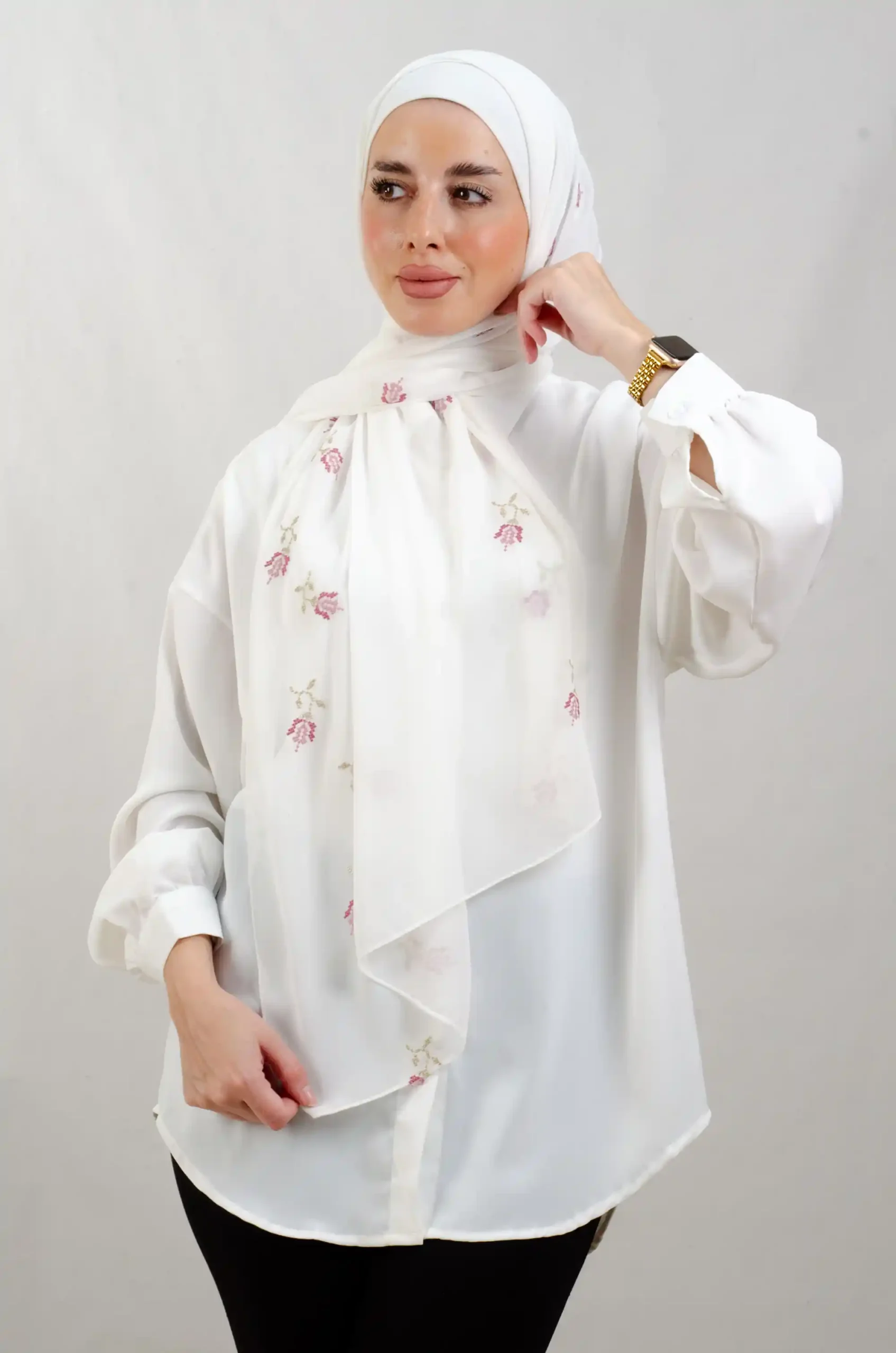 The Lilac Light Rose Tatreez Shawl is a cozy, breathable embroidered hijab made from Georgette chiffon fabric. Perfect for everyday wear and celebrations.