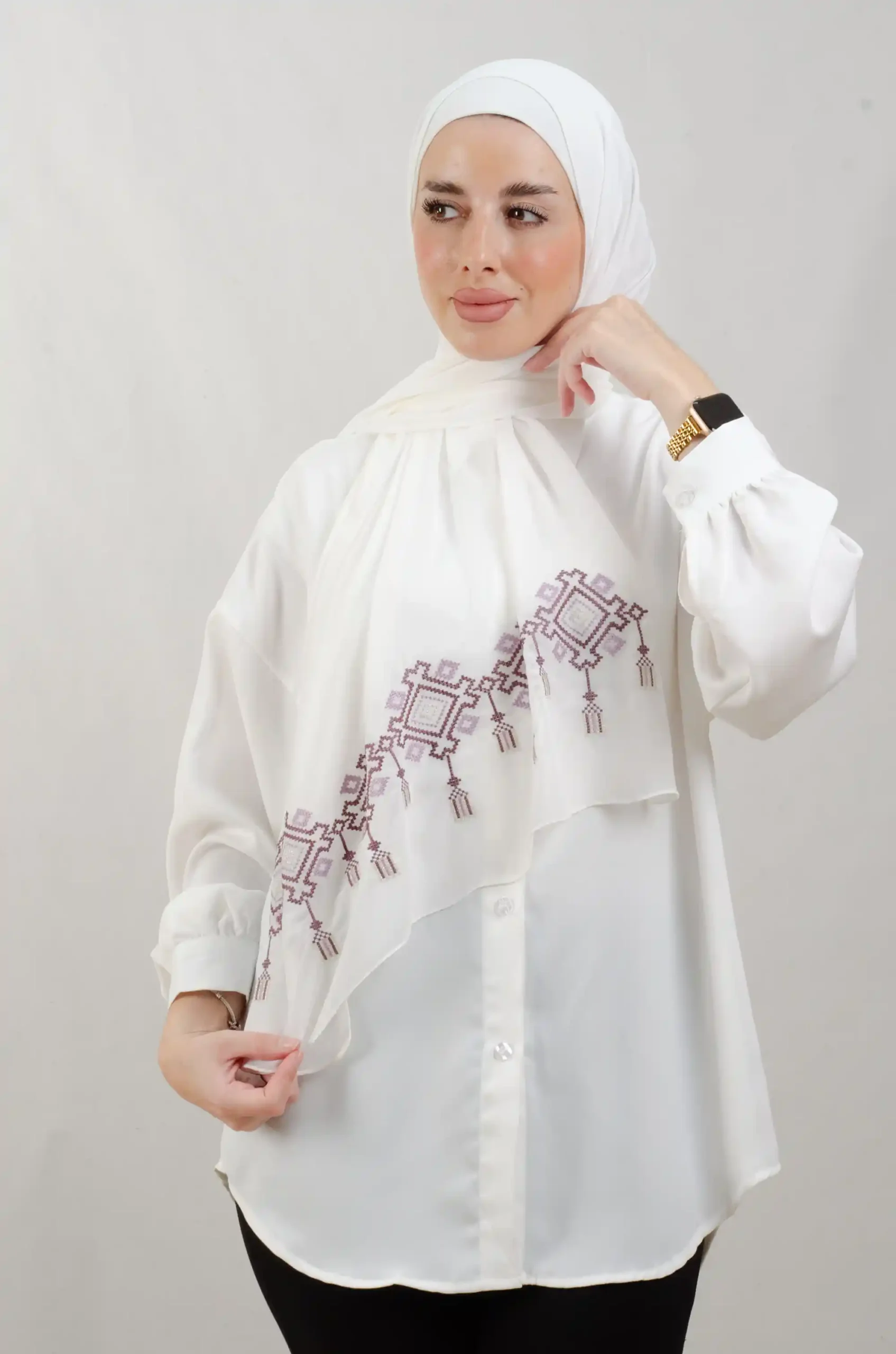 The Chandeliers L/Purple Tatreez Shawl is a cozy, breathable embroidered hijab made from Georgette chiffon fabric. Perfect for everyday wear and celebrations.