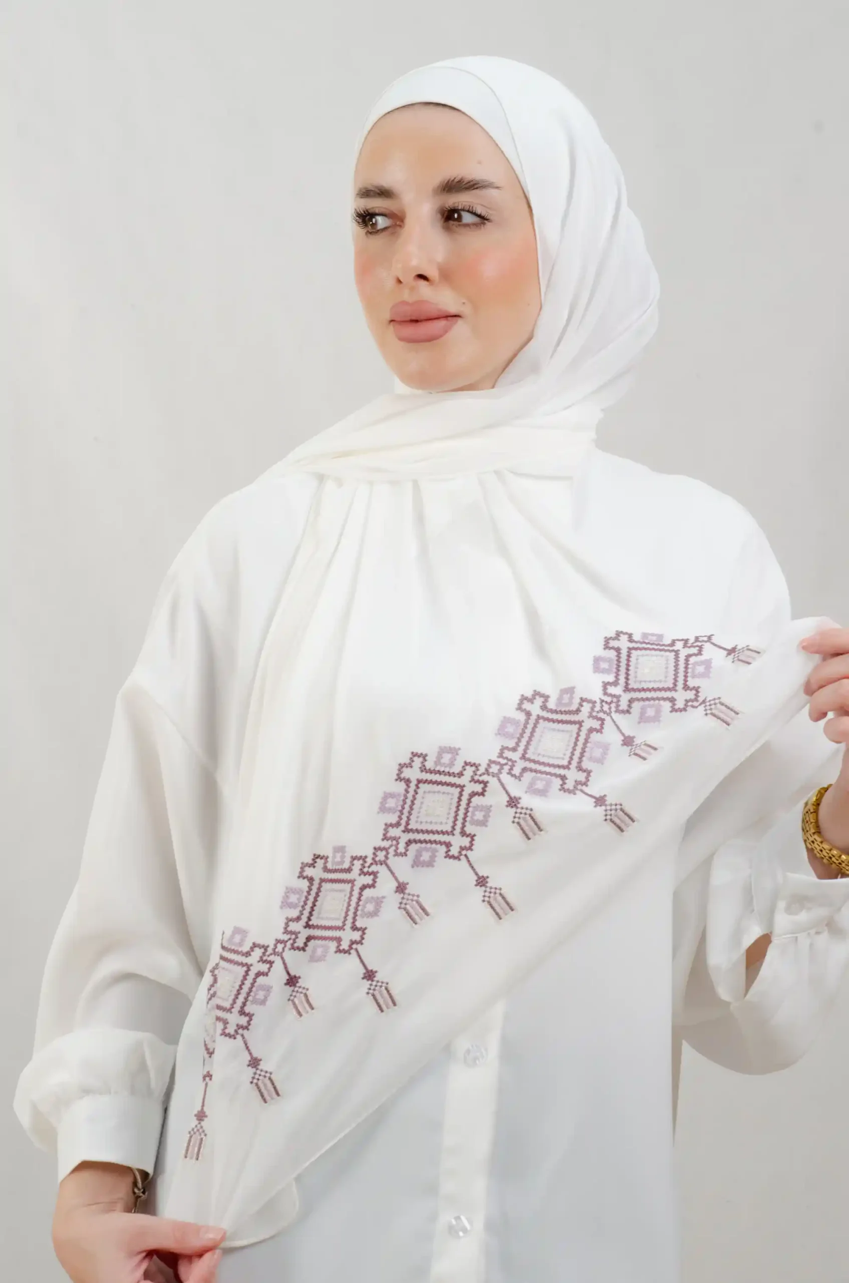 The Chandeliers L/Purple Tatreez Shawl is a cozy, breathable embroidered hijab made from Georgette chiffon fabric. Perfect for everyday wear and celebrations.