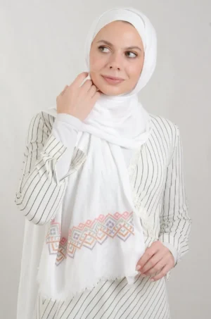 The Mountain Modal PeachMix Tatreez Shawl is a cozy and breathable embroidered hijab made from high-quality cotton fabric. Highlighted with the Mountain motif in Offwhite, it offers natural comfort and a graceful drape. Perfect for everyday wear, festive gatherings, and special occasions.