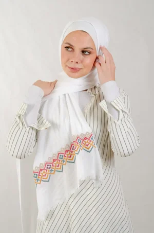 The Mountain Modal Mix Tatreez Shawl is a breathable and stylish embroidered hijab made from cotton fabric. Decorated with the Mountain motif in Offwhite, it ensures a graceful drape and all-day comfort. Ideal for everyday wear, festive occasions, and celebrations, it’s a versatile piece of timeless elegance. شال مودال اوف وايت تطريز جبل مكس خوخي من فلاحي هاوس جبل باللون الاوف وايت هو شال مطرز ناعم ومسامي مصنوع من قماش قطني فاخر لتوفير راحة تدوم طوال اليوم.
