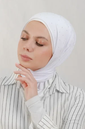 The DMC Strass Vine Beige Triangle Shawl is a cozy, breathable triangle hijab made from cotton fabric with shimmering Strass details in beige. Perfect for both daily wear and special occasions.