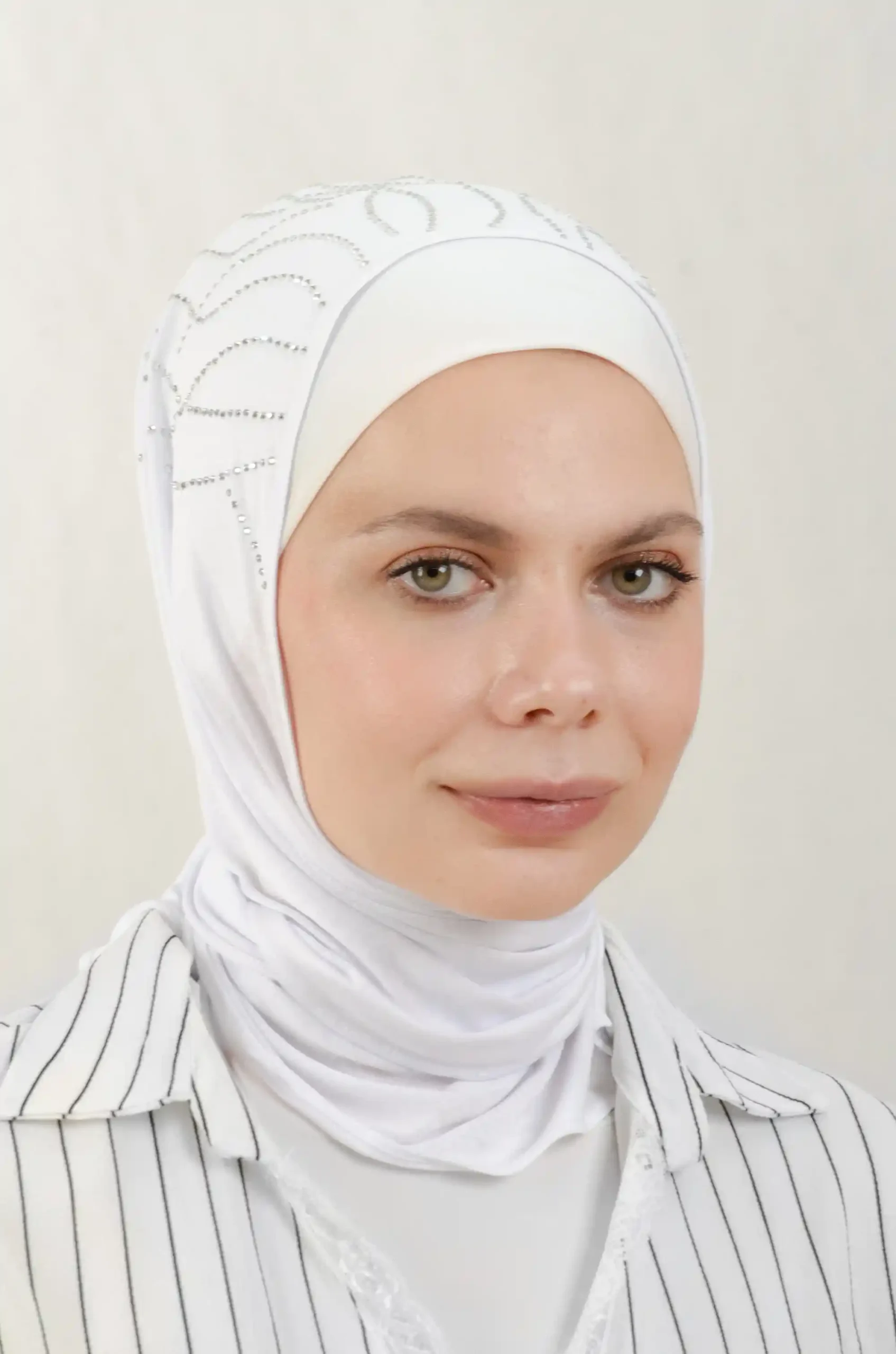 The DMC Strass Vine White Triangle Shawl is a cozy, breathable triangle hijab made from cotton fabric with shimmering Strass details in white. Perfect for both daily wear and special occasions.