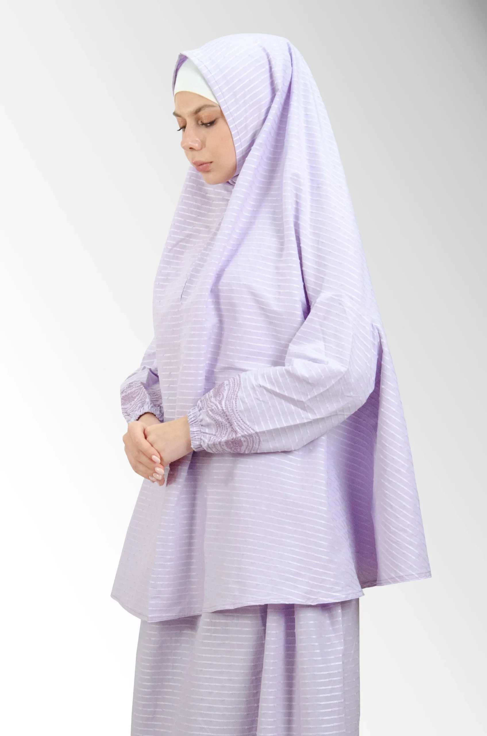 Sujood Purple Prayer Set in Light purple — a coordinated two‑piece prayer set crafted from cotton for a light, breathable drape and modest coverage. Comfortable for sujood and ruku, easy to care for, and travel‑friendly; a practical choice for daily worship at home or the mosque.