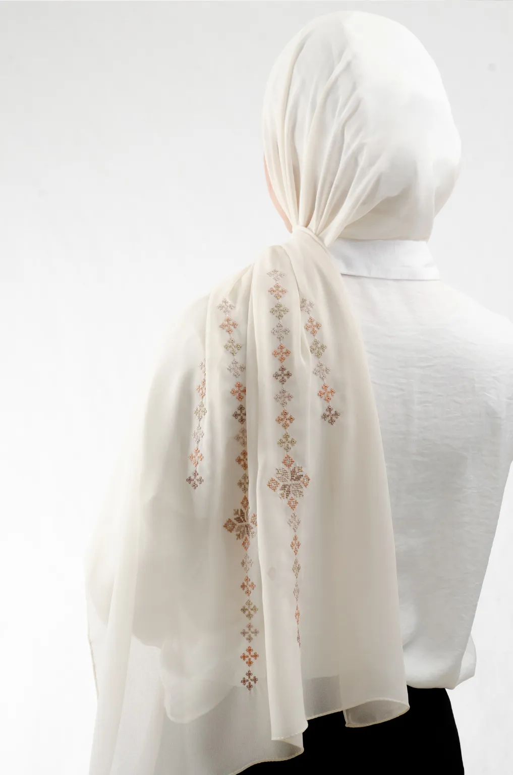 The Beige Taif Embroidered Shawl features traditional fallahi embroidery with refined aghabani detailing. Crafted from lightweight chiffon, this embroidered shawl offers graceful movement and versatile styling while celebrating the beauty of Palestinian تطريز.