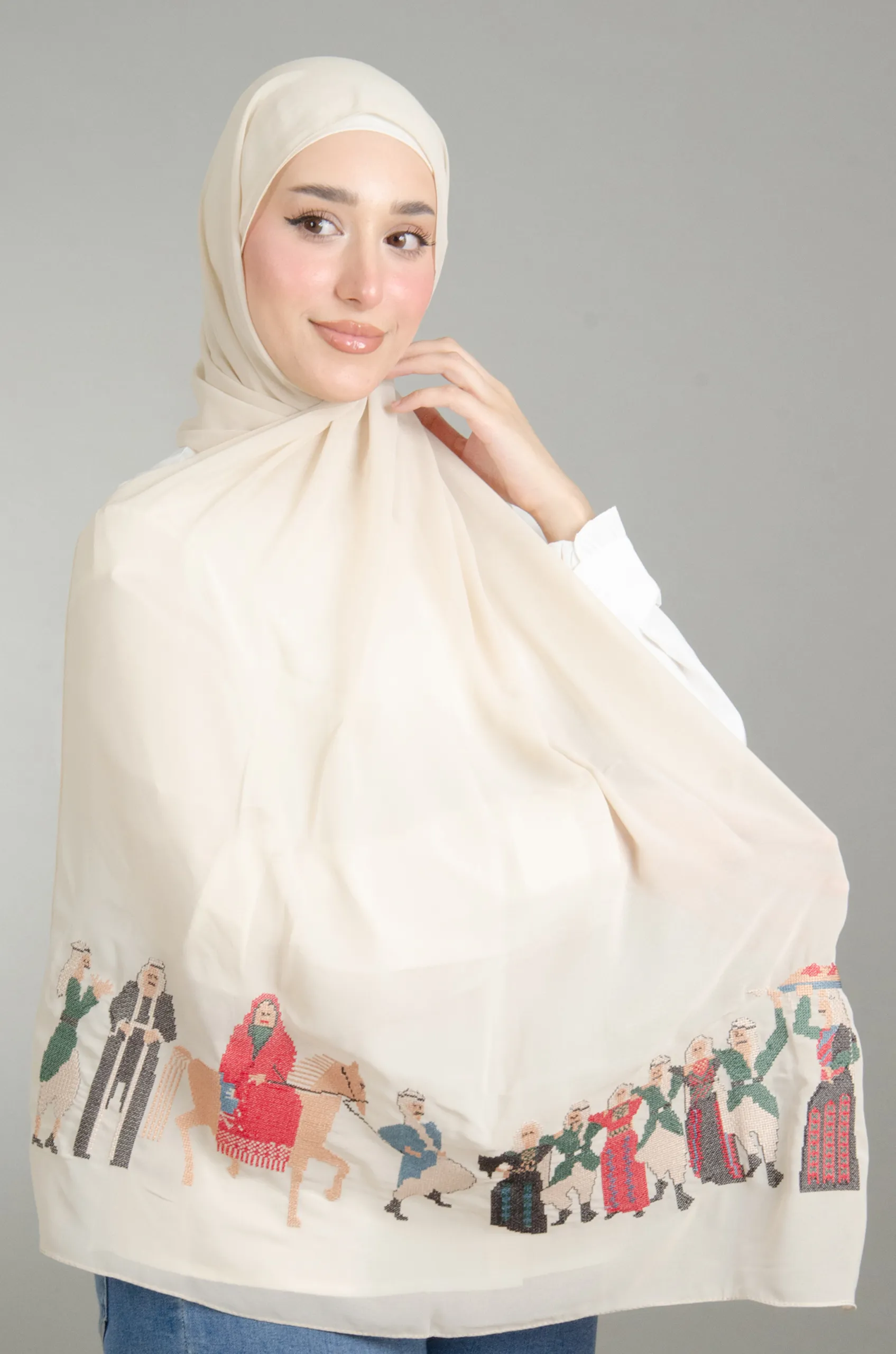 The Palestine Wedding beige Tatreez Shawl is a smooth, light embroidered hijab made from chiffon fabric with intricate detailing—suited to both routine wear and festive gatherings. شال العرس الفلسطيني بيج مطرز من فلاحي هاوس هو حجاب مطرز ناعم وخفيف مصنوع من قماش الشيفون مع تفاصيل دقيقة، ومناسب للارتداء اليومي والمناسبات الاحتفالية.