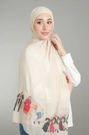 The Palestine Wedding beige Tatreez Shawl is a smooth, light embroidered hijab made from chiffon fabric with intricate detailing—suited to both routine wear and festive gatherings. شال العرس الفلسطيني بيج مطرز من فلاحي هاوس هو حجاب مطرز ناعم وخفيف مصنوع من قماش الشيفون مع تفاصيل دقيقة، ومناسب للارتداء اليومي والمناسبات الاحتفالية.
