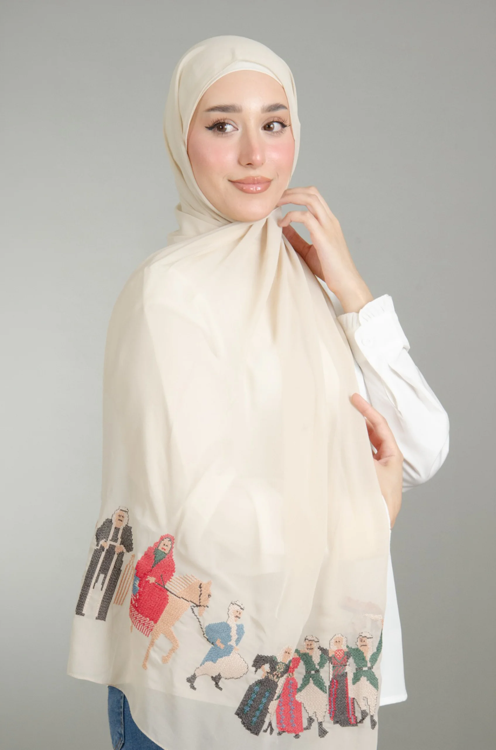 The Palestine Wedding beige Tatreez Shawl is a smooth, light embroidered hijab made from chiffon fabric with intricate detailing—suited to both routine wear and festive gatherings. شال العرس الفلسطيني بيج مطرز من فلاحي هاوس هو حجاب مطرز ناعم وخفيف مصنوع من قماش الشيفون مع تفاصيل دقيقة، ومناسب للارتداء اليومي والمناسبات الاحتفالية.