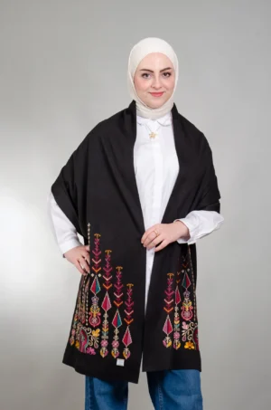 عارضة ترتدي شال كتف الساعة مع السرو فلاحي ميكس أسود بتطريز السرو بالفوشيا والخردلي والتركوازي